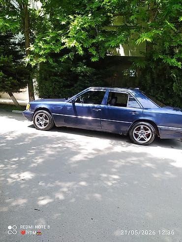 2.2 cdi mator: Mercedes-Benz sedan, tünd mavi rəng. Kuzov W124 üslubunda 4 qapı, arxa — 2