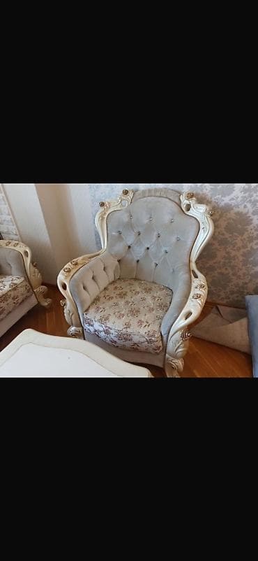 divan olcusu: Klassik üslubda dəst mebel Tərkib: - 3 nəfərlik divan – yumşaq velür — 4