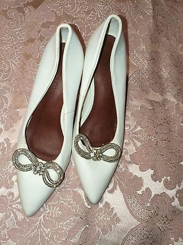 deri kurtka: Ağ rəngli klassik qadın tufliləri - Uc hissəsi sivri, elegant dizayn — 1