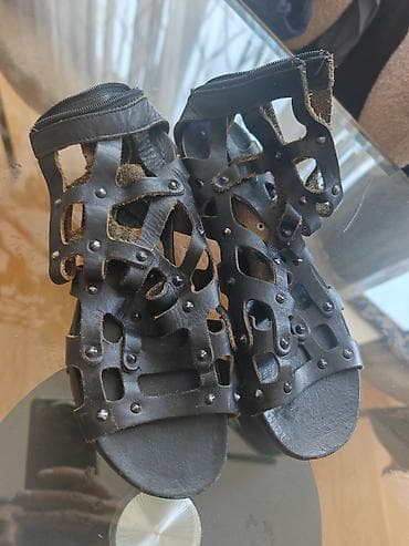 Basanoşka və səndəllər: Qadın üçün qladiator üslubunda sandalet - Rəng: qara - Material — 2