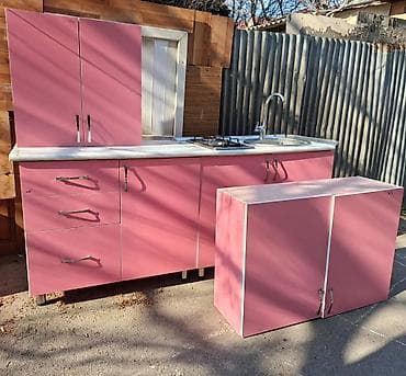 Mətbəx mebeli: Mətbəx mebel dəsti – çəhrayı rəngdə, ağ kənar haşiyələr ilə. Tərkibi — 1