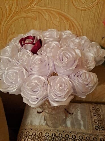 Ağ rəngli ipək lentlərdən hazırlanmış qızılgül buketi. Buketin