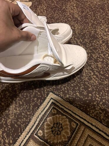 Uşaq idman ayaqqabısı - Rəng: ağ üstlük, kənarlarda qəhvəyi detallı