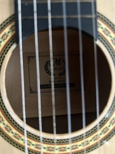 gitara balaca: Klassik gitara – 4/4 ölçü - Korpus: parlaq açıq rəngli üst lövhə — 7