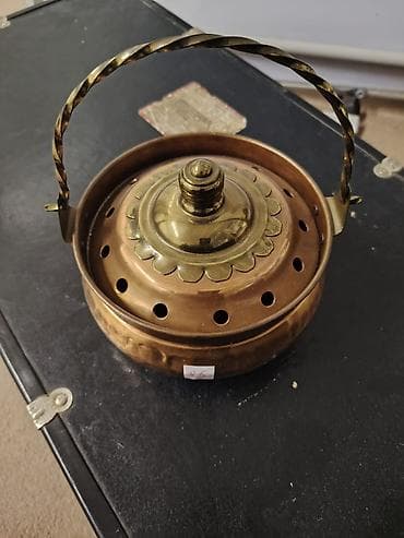 ritual şamlar: Buxurdan aromatik maddələr və buxur yandırmaq üçün hazırlanmış bir — 1