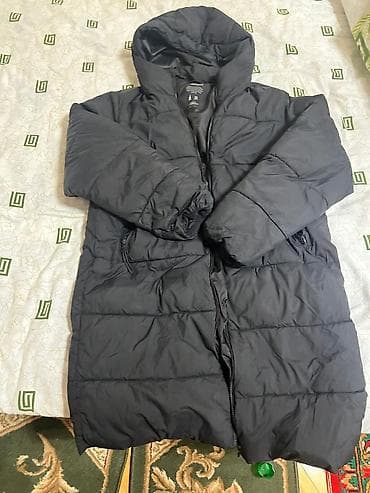 PULL&BEAR uzun qış kurtkası - Rəng: qara - Model: kapüşonlu, uzun