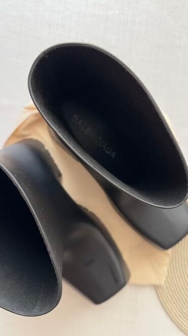 ağ rezin çəkmələr: Balenciaga brendinə məxsus qara rəngli uniseks rezin çəkmələr. Bu — 3