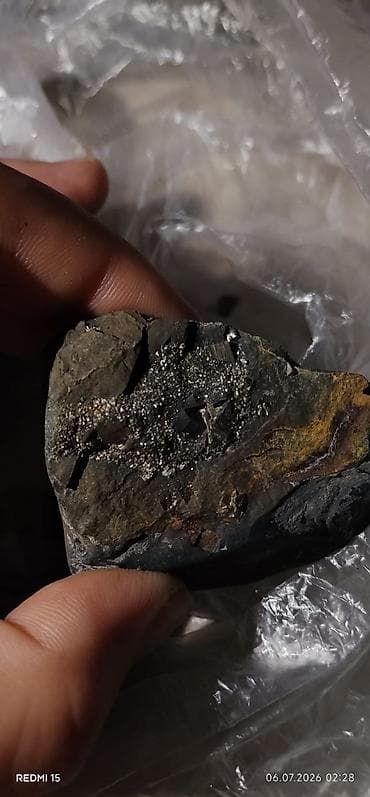 kol bitkiləri: Məhsul: Metal parıltılı kristallarla zəngin təbii süxur nümunəsi — 2