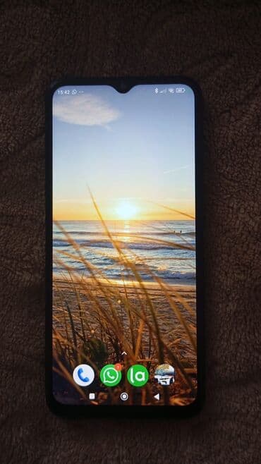 Smartfon – tam ekranlı, damla tipli ön kamera çıxıntısı olan model