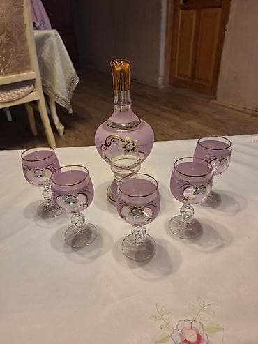 Bənövşəyi şüşə qrafin və 6 stəkandan ibarət dəst - Material: şüşə - — 2