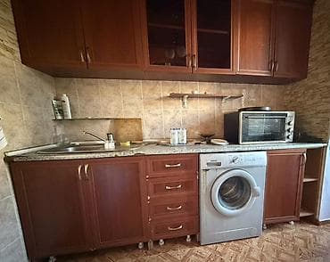 Mətbəx mebel dəsti – taxta rəngli fasadlar və daş naxışlı divar örtüyü