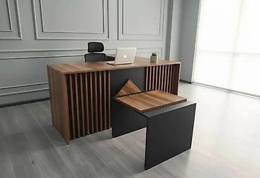 Yeni, Müdir üçün, Künc masa — 1