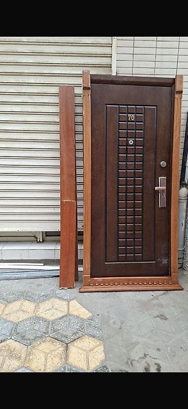 Dəmir qapı – ağac dekorlu, tünd qəhvəyi rəng Əla vəziyətdə Qırığı