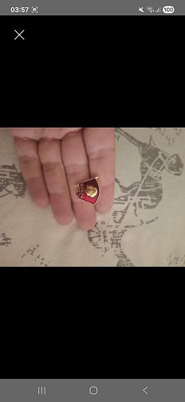 Broşlar: Məhsul: Emblem/nişan Təsvir: - Qırmızı mina fonlu, qızılı kənarlı — 1