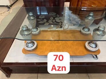 - Şüşə jurnal masası: dalğalı kənarlı, üzərində floral naxışlı