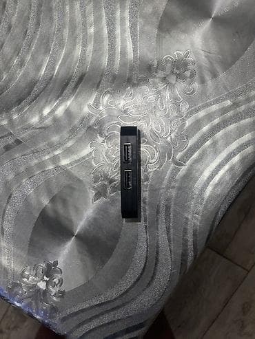 monitor az: Kompakt USB hub / adapter satılır. Cihaz qara rəngdədir və üzərində 2 — 3