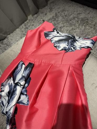 Qadın paltarı – A-siluet, ətək hissəsi qatı və qabarıq - Rəng: parlaq — 1