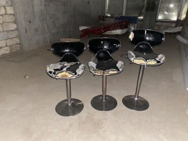 где можно купить барные стулья: Üç ədəd bar oturacağı dəsti. Oturacaqlar qara rəngdədir və metal baza — 1