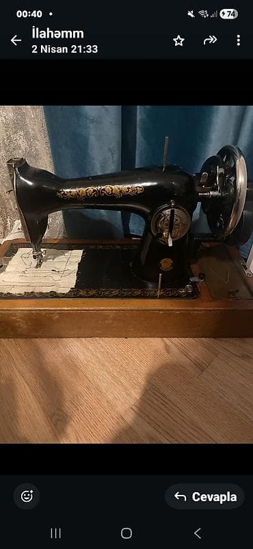 qedimi eşya: Məhsul: Mexaniki tikiş maşını (köhnə model, əl çarxlı) Təsvir: - — 1
