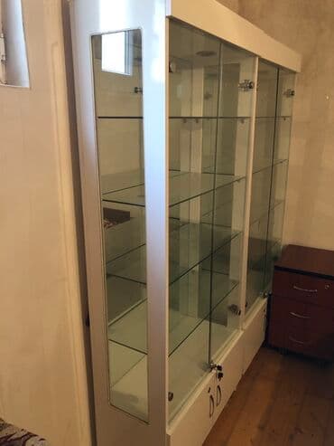 Şüşəli dolab vitrini