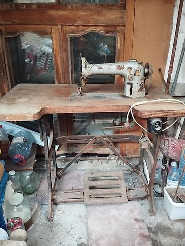 Köhnə tip ayaq pedallı tikiş maşını – stolüstü komplekt