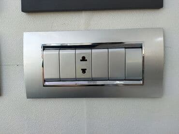 Gümüşü rəngdə, müasir dizaynlı elektrik paneli. Bir ədəd elektrik