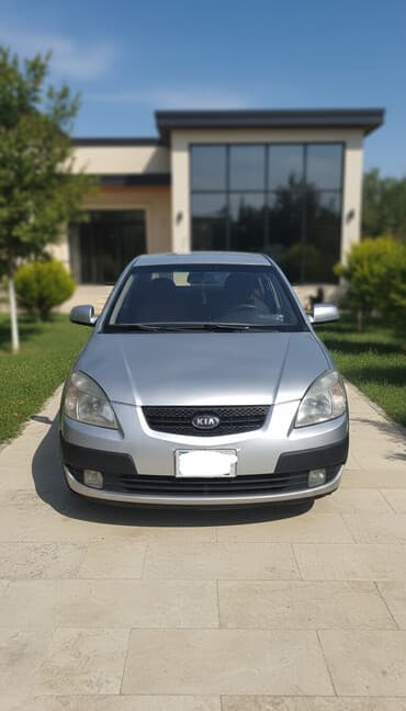 motosiklet tufan m50: Kia Rio hatchback – gümüşü rəngdə, kompakt və qənaətcil şəhər — 4