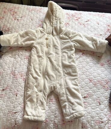 Uşaq geyim dəsti - Ağ, kapüşonlu yumşaq tulum: qalın, isti parça; ön