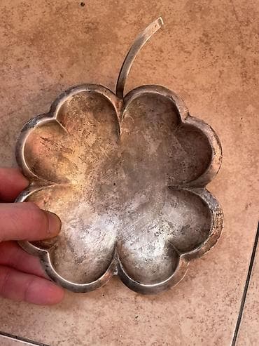 Dördyarpaq yonca formalı metal sini/mişar qabı - Material: üzərində at lalafo.az Dördyarpaq yonca formalı metal sini/mişar qabı - Material: üzərində