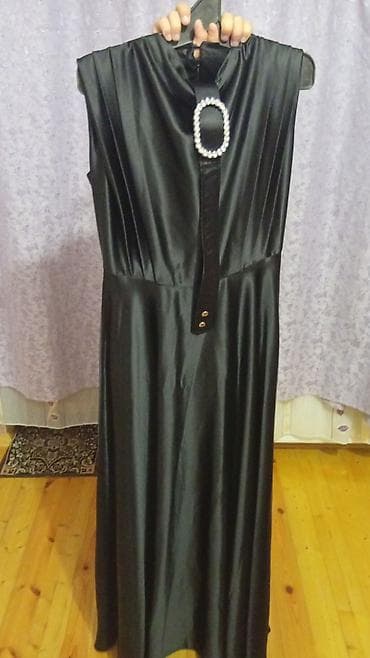 Qara atlas ziyafət donu və ağ platforma sandal dəsti hər ikisi