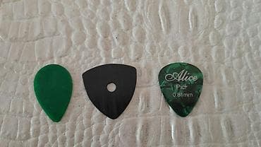 Медиаторы для игры на гитаре.1 штука -2 маната.Есть еще стойка для