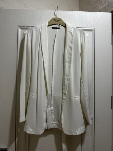 qara pencek: Ağ pencək 65 azn alınıb 
35 azn satılır ölçü s — 1