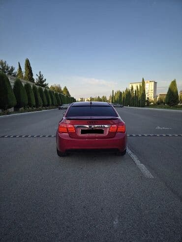 maşın şəkilləri çəkmək: Chevrolet Cruze – tam ölçülü sedan, qırmızı rəngdə, idman üslubunda — 2