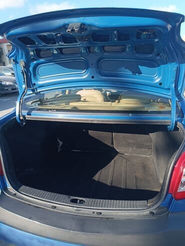 Motonəqliyyat: Kia Rio sedan – mavi rəng, 4 qapı. Texniki və dizayn xüsusiyyətləri — 9