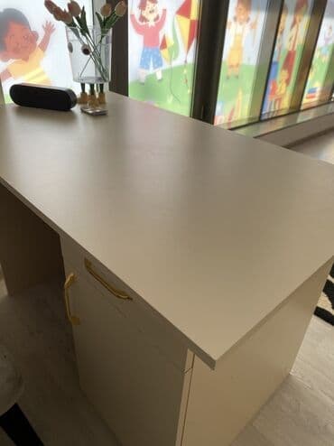 ag qara metbex mebelleri: İş masası – krem rəngdə, minimal dizaynlı. - Geniş, hamar üst səth — 2