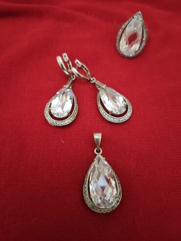 gumuş əşyaları: Dəstə daxildir: Sırğa, Kulon, Üzük, Gümüş — 1