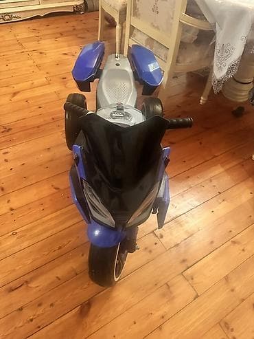 Uşaqlar üçün elektrikli üçtəkərli motosiklet - Rəng: mavi/qara — 4