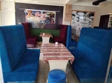 столовая в аренду: Hər bir dəst yüksək arxa dayaqlı iki uzun divan və səliqəli bir masa — 2