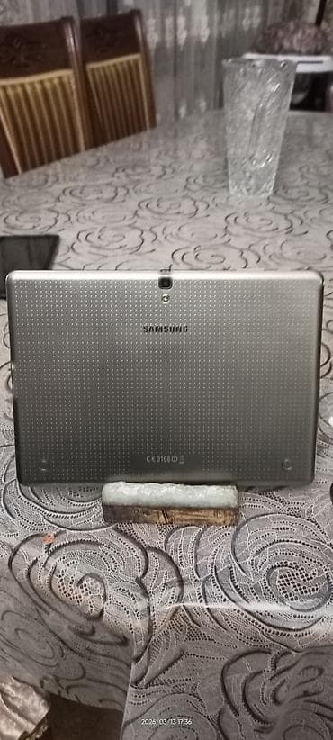 ipad 8: Apple iPad və Samsung Galaxy Tab planşetləri 1) Apple iPad (ağ ön — 4