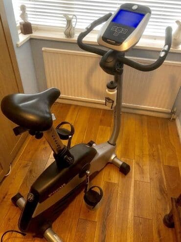 турник для дома: Evdə idman etmək üçün nəzərdə tutulmuş boz və qara rəngli məşq — 1