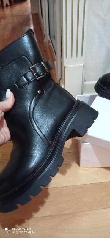 bot ayaqqabı: 37 razmeri teze,25mn satiram,baha alimin (55 man) — 3