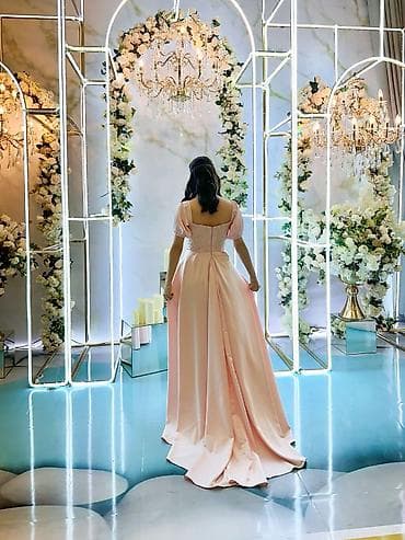 400 manata tikilib. Bir dəfə toya geyinilib