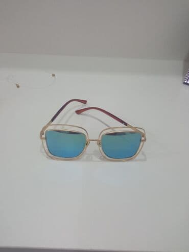 Eynəklər: Eynek hec bir problemi yoxdur.Satilir 2 manat.Unvan bileceri.metro — 1