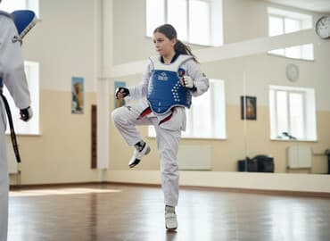 Taekvondo məşqləri və yarışları üçün nəzərdə tutulmuş ağ rəngli forma