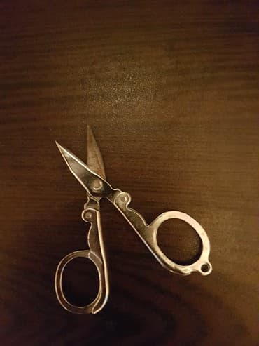 xarı bülbül icon: ● Qayçı ● Nerj. Uzunluğu : 8 sm. Qiyməti : 5 azn — 4