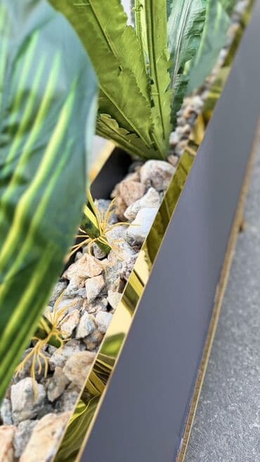 gul salonu: Məhsul: Dekorativ uzun metal çiçək qutusu və süni bitki kompozisiyası — 5