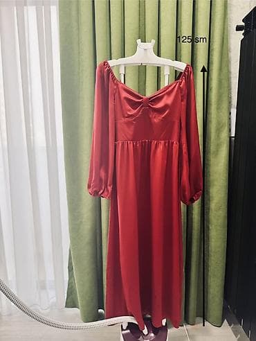 bantik: Qırmızı atlas effektli uzun don - Model: Açıq çiyinli, ön hissədə — 1