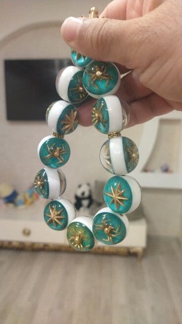 tek qas qizil sirqalar: Tesbeh el ishi — 1