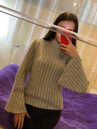 Qadın trikotaj sviter - Rəng: açıq boz, incə tünd zolaqlı - Parça