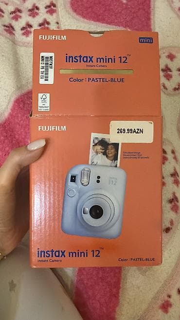 s4 mini: Fujifilm Instax Mini 12 instant kamera satılır. Rəngi pastel blue-dir — 4
